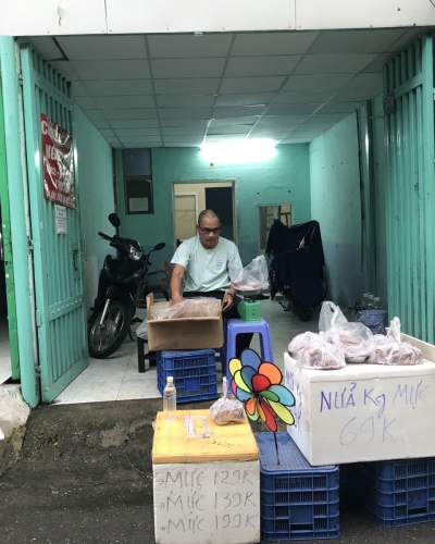 Thời Covid 2022 phải đi bán lẻ từng kg mực ống 